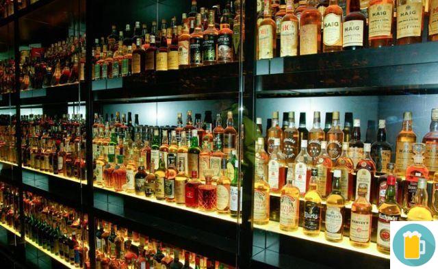 8 cosas que los bebedores de whisky piensan cuando miran la lista de whisky de un local
